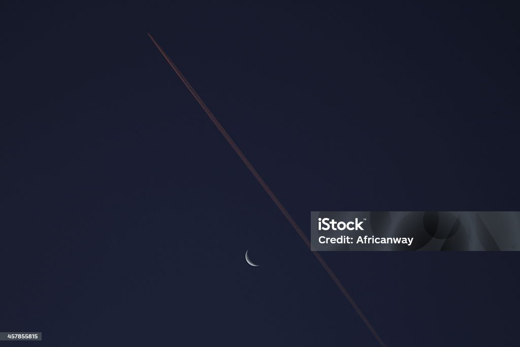 Transparente cielo oscuro, Moon, rojo condensación Trail de un avión - Foto de stock de Ancho libre de derechos