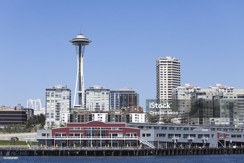 Seattle waterfront, con aguja espacial en el fondo - Foto de stock de Aguja espacial libre de derechos