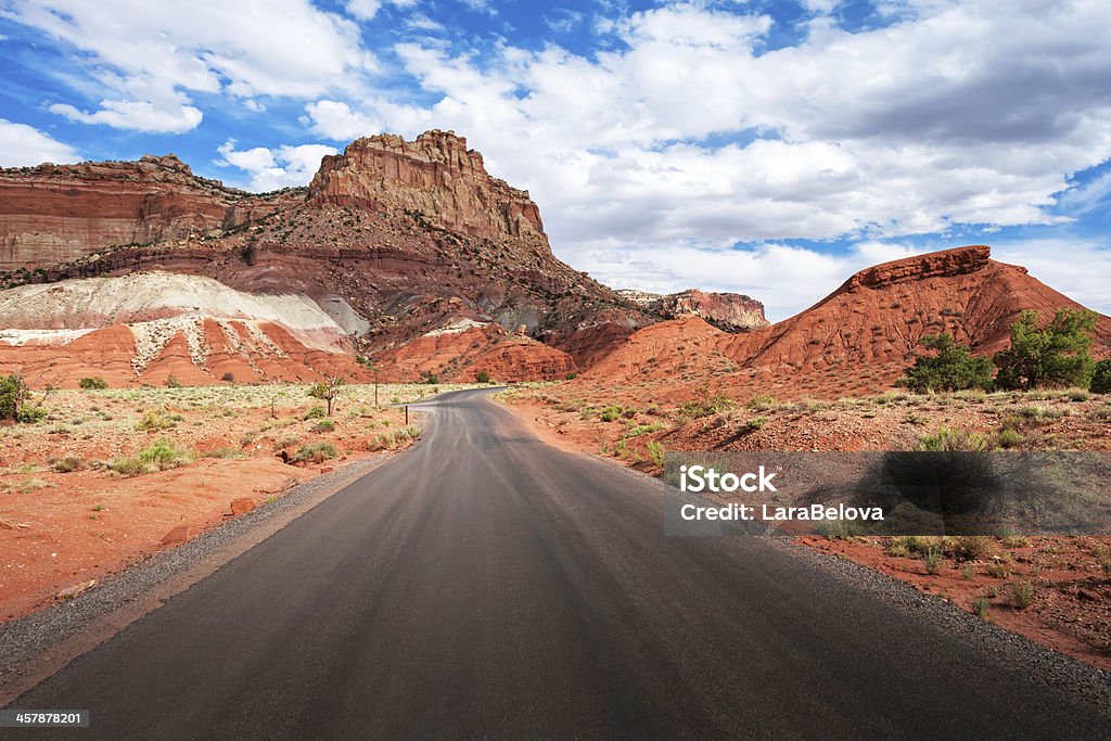 A metà strada - Foto stock royalty-free di Montagne Rosse