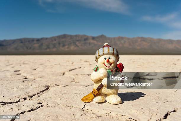 Feliz Xmas Del Desierto De Nevada Foto de stock y más banco de imágenes de Agrietado - Agrietado, Aire libre, Azul