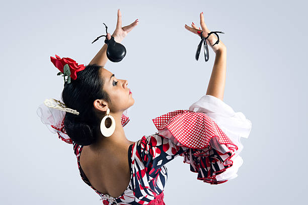 flamenco hermosa chica en vestido - flamenca fotografías e imágenes de stock