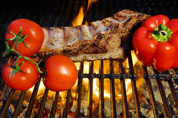 por ejemplo, las costillas de barbacoa con pimienta y tomates - party barbecue grill burning healthcare and medicine fotografías e imágenes de stock