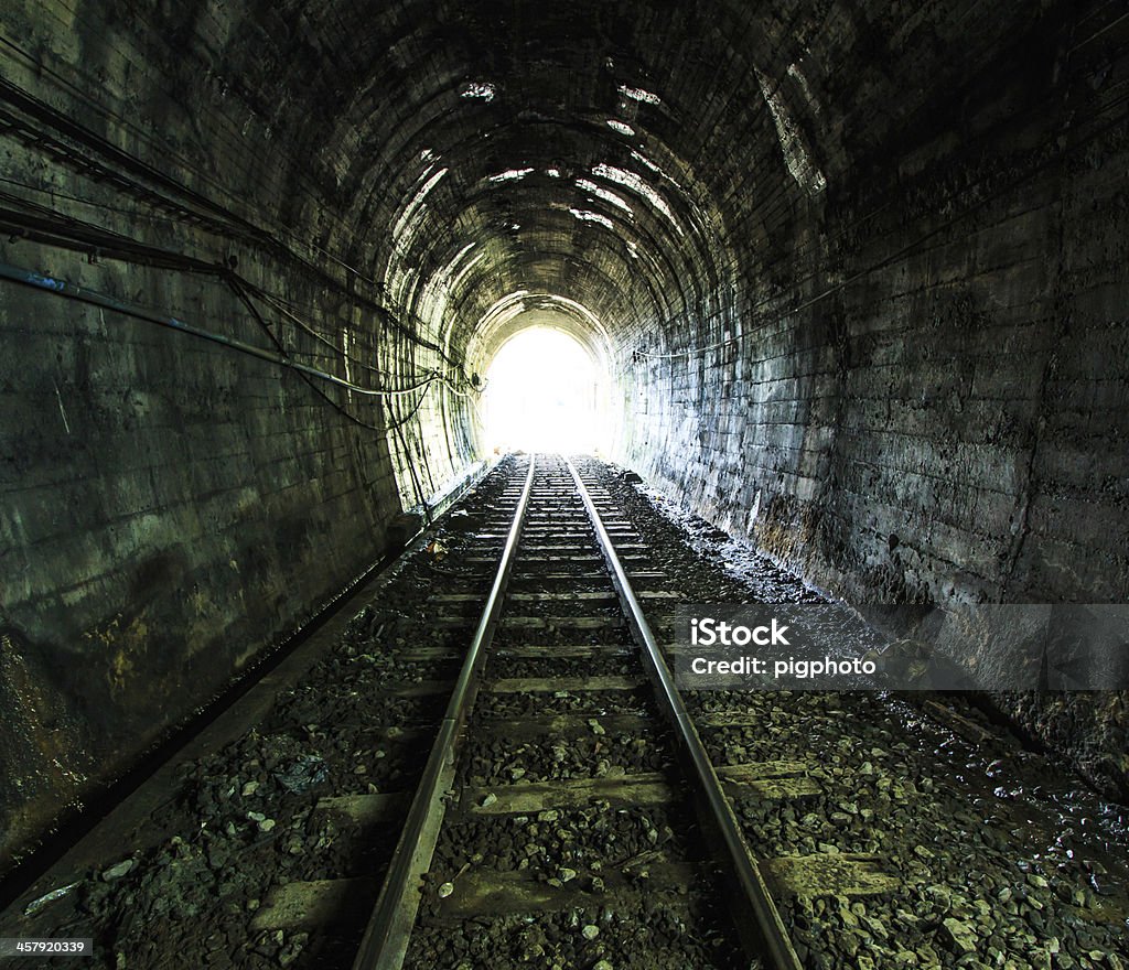 Luz al final del túnel de tren.  Iluminación Natural. - Foto de stock de Abstracto libre de derechos