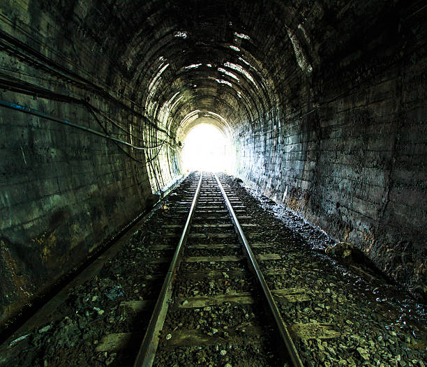 光の終わりには、鉄道 tunnel を通過します。 自然光が差し込みます。 - light lighting equipment new life beginnings ストックフォトと画像