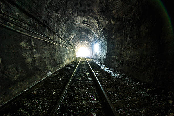 光の終わりには、鉄道 tunnel を通過します。 自然光が差し込みます。 - light lighting equipment new life beginnings ストックフォトと画像