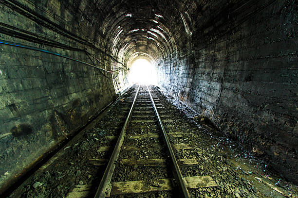 光の終わりには、鉄道 tunnel を通過します。 自然光が差し込みます。 - light lighting equipment new life beginnings ストックフォトと画像