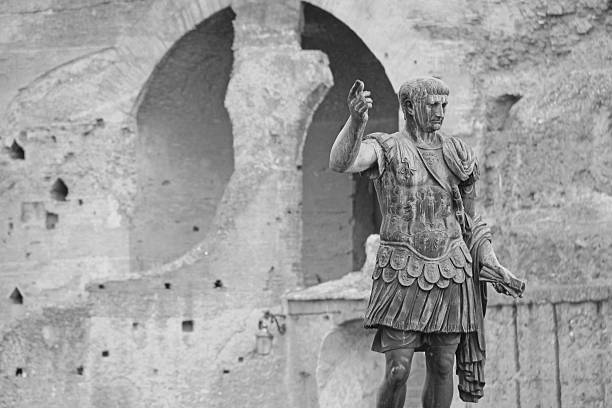 황후상 of julius caesar, 로마, 이탈리아. - julius caesar augustus caesar statue rome 뉴스 사진 이미지
