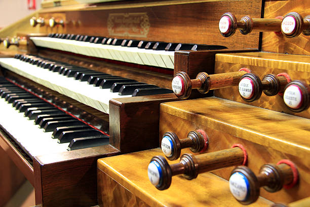 tastaturen der organ - geistliche musik stock-fotos und bilder