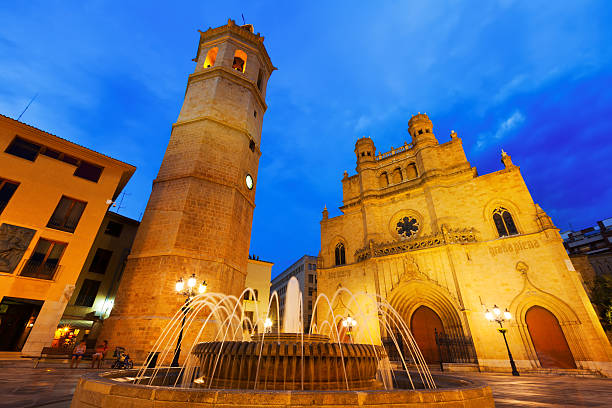 catedral de castellón de la plana em noite.  a espanha - valencia cathedral imagens e fotografias de stock