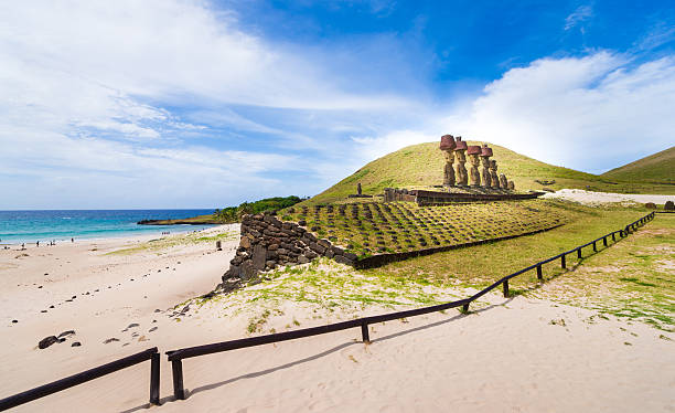 moai em anakena praia, ilha de páscoa, chile - polynesia moai statue island chile imagens e fotografias de stock