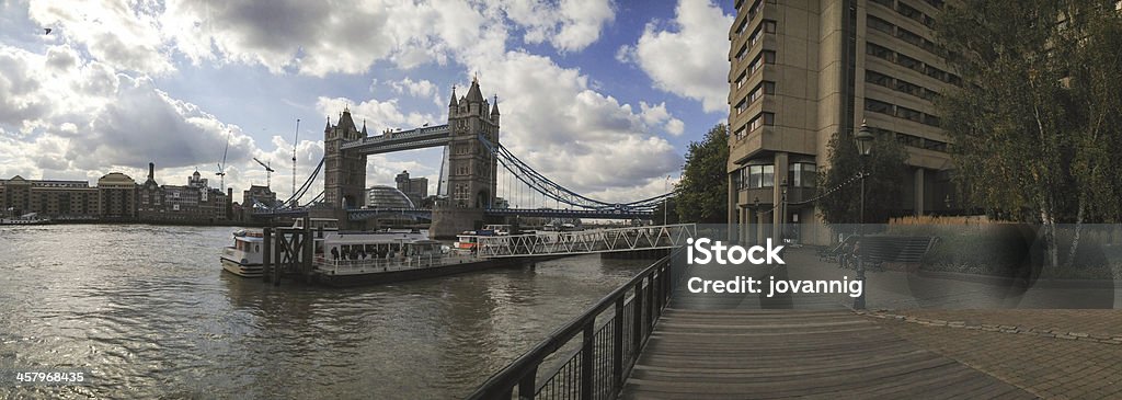 St. Katharine docas em Londres, perto de Tower Bridge - Foto de stock de Apartamento royalty-free