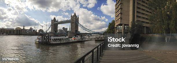 Foto de St Katharine Docas Em Londres Perto De Tower Bridge e mais fotos de stock de Apartamento