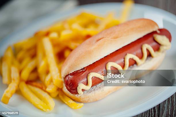 Hotdog - Fotografias de stock e mais imagens de Alimentação Não-saudável - Alimentação Não-saudável, Almoço, Batata Frita - Lanche