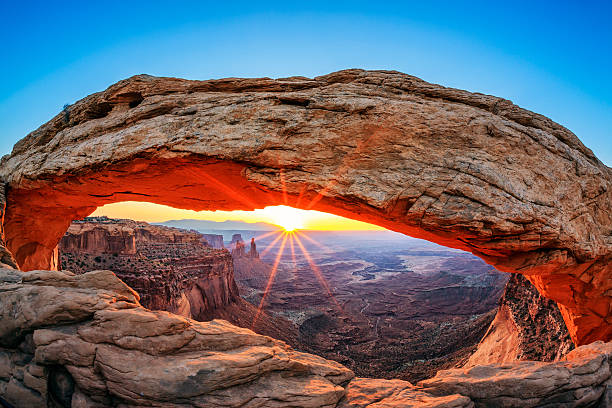 berühmte sunrise at mesa arch - canyonlands national park utah mesa arch natural arch stock-fotos und bilder