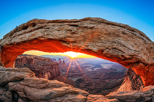 famoso nascer do sol em mesa arch - canyonlands national park utah mesa arch natural arch - fotografias e filmes do acervo