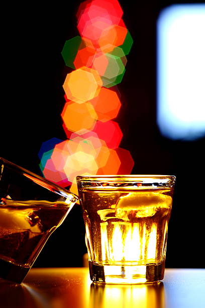 whisky - whisky liqueur glass alcohol bottle imagens e fotografias de stock