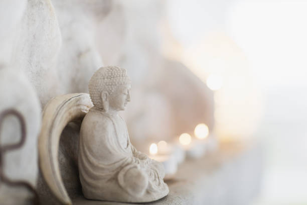 buddha figura y velas por bandeja - buda fotografías e imágenes de stock