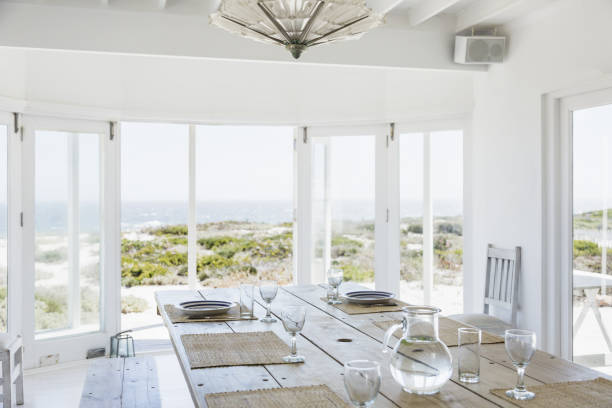 sala de jantar com vista para oceano - waterfront imagens e fotografias de stock