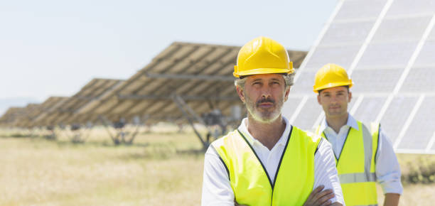 trabajadores de pie junto a los paneles solares en paisaje rural - 11981 fotografías e imágenes de stock