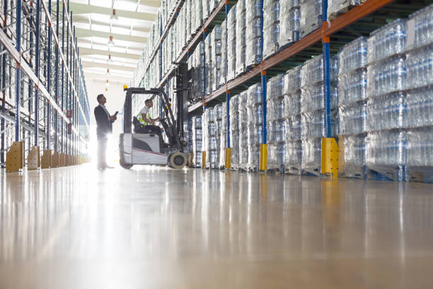 trabalhadores de armazém com empilhadeira em garrafa - distribution warehouse forklift freight transportation pallet - fotografias e filmes do acervo