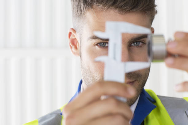 con calibres de fábrica trabajador - caliper fotografías e imágenes de stock