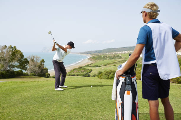 homme jouant au golf sur le parcours de golf - golf playing teeing off men photos et images de collection