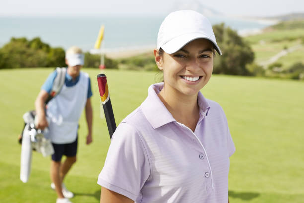 mujer sonriente en el campo de golf - golf expertise professional sport men fotografías e imágenes de stock