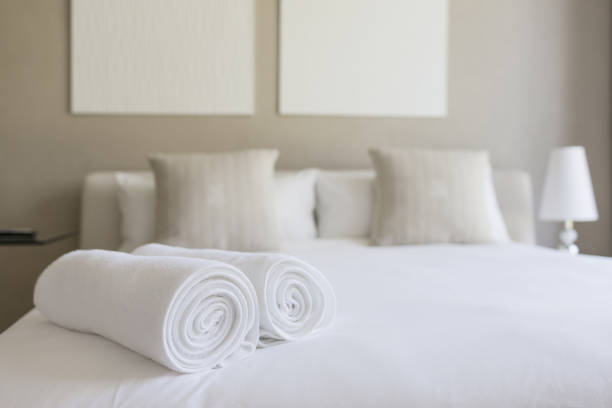 hay toallas en cama en dormitorio - hotel fotografías e imágenes de stock