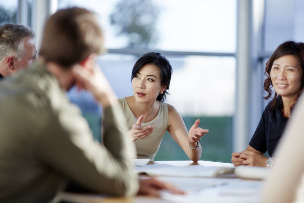 uomini d'affari a parlare in riunione - business explaining meeting teamwork foto e immagini stock