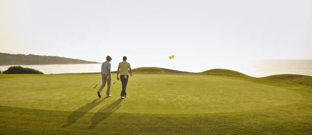 homem a caminhar no campo de golfe - golf expertise professional sport men imagens e fotografias de stock