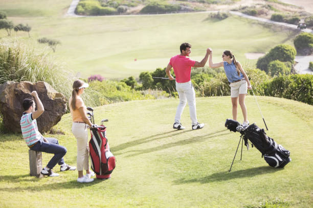 amigos jogando golfe em campo - golf course golf people sitting - fotografias e filmes do acervo