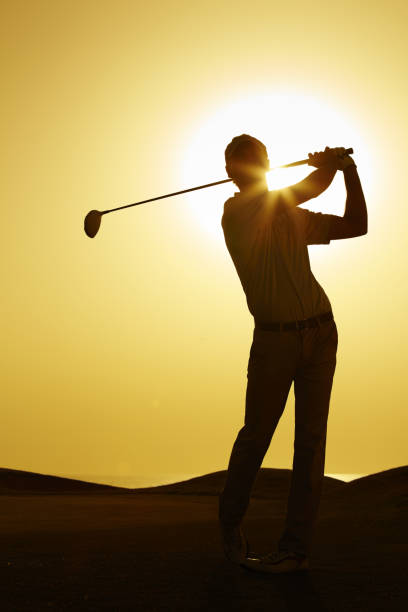силуэт мужчины качаться гольф-клуб - male sportsman front view vertical стоковые фото и изображения