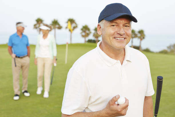 sorridente homem idoso no campo de golfe - baseball cap cap hat golf hat imagens e fotografias de stock