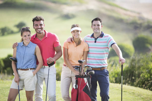 amigos a sorrir no campo de golfe - golf four people young adult playing imagens e fotografias de stock