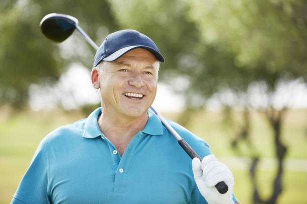 sênior homem segurando golf club - baseball cap cap hat golf hat - fotografias e filmes do acervo