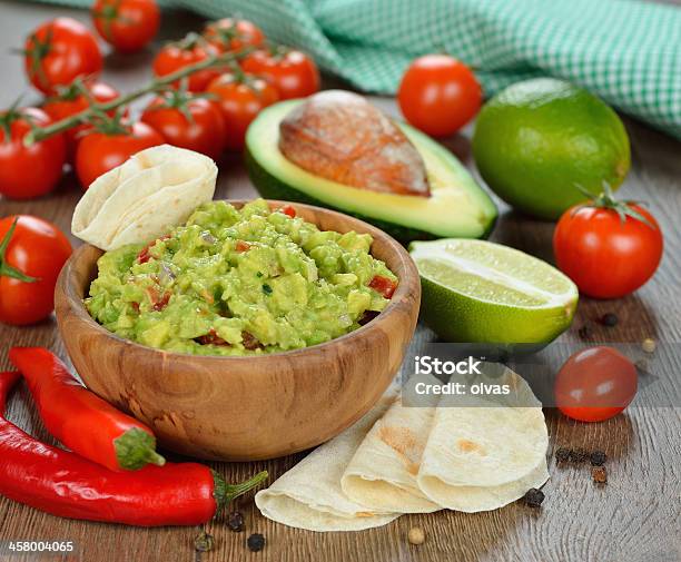 Guakamole - Fotografie stock e altre immagini di Avocado - Avocado, Cibi e bevande, Cibo