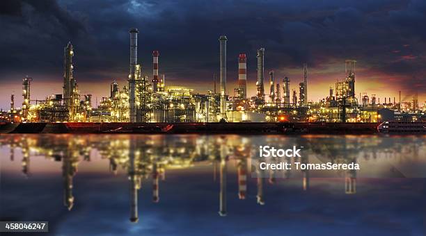 Indústria Petroquímicarefinert De - Fotografias de stock e mais imagens de Refinaria - Refinaria, Abastecer, Ao Ar Livre