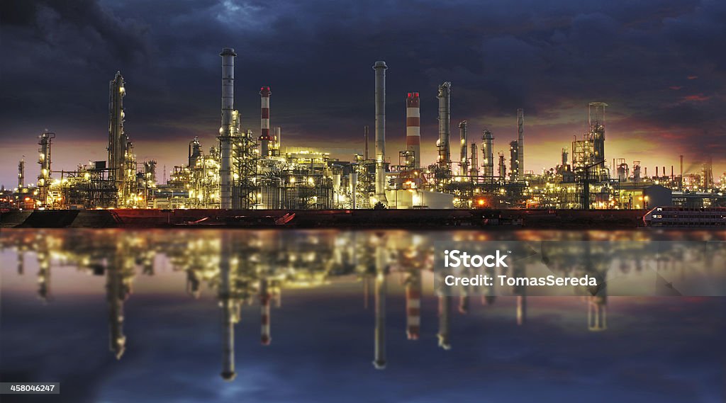 Нефтехимическая промышленность-Oil refinert - Стоковые фото Очистительный завод роялти-фри