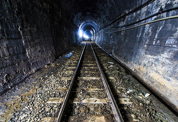 光の終わりには、鉄道 tunnel を通過します。 自然光が差し込みます。 - light lighting equipment new life beginnings ストックフォトと画像