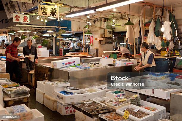 Mercado De Pescado De Tsukiji Foto de stock y más banco de imágenes de Alimento - Alimento, Ciudades capitales, Comercio