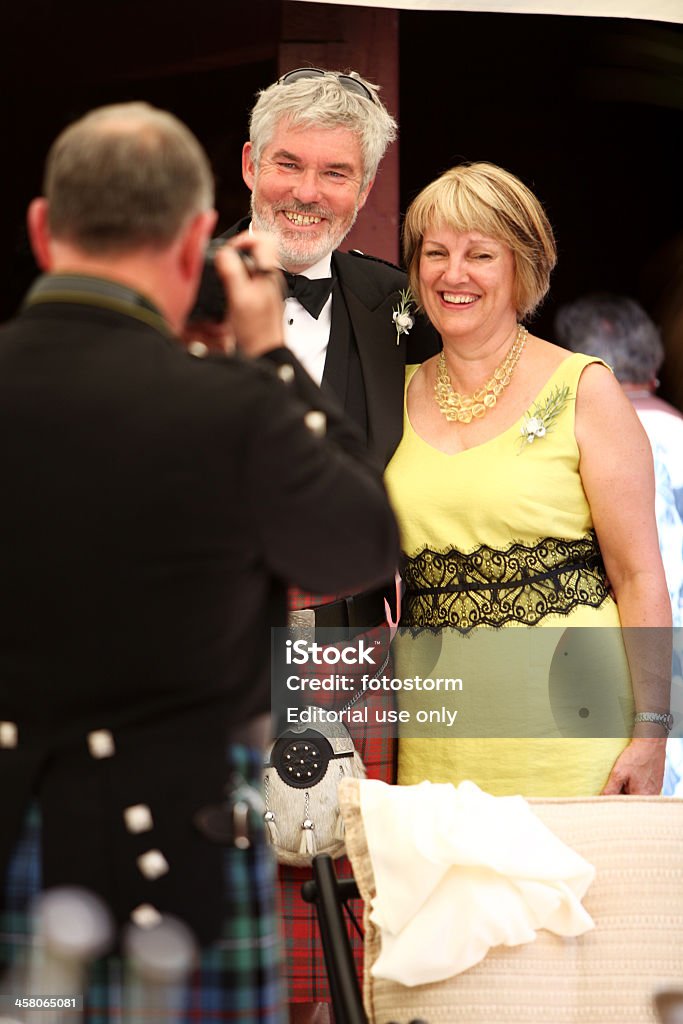 Photographe au kilt écossais de prendre une photo de couple âgé - Photo de Adulte libre de droits