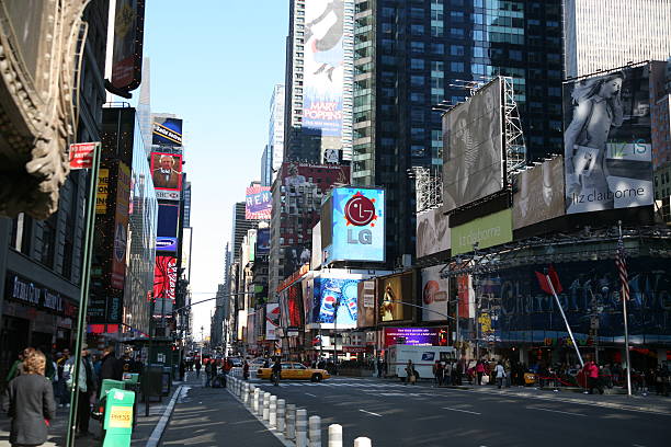 les piétons à times square - candid downtown district editorial horizontal photos et images de collection