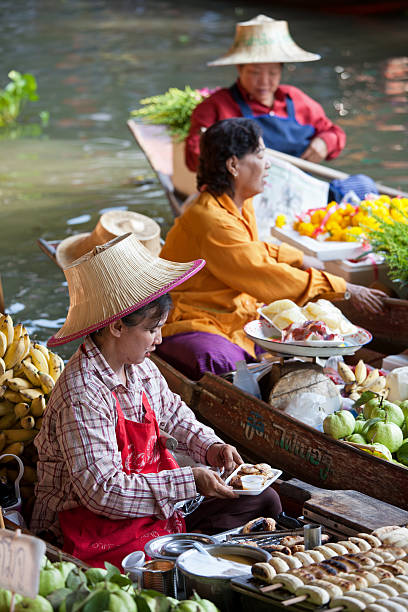 fornecedores frutas no mercado flutuante de damnoen saduak, tailândia. - editorial in a row national landmark famous place imagens e fotografias de stock