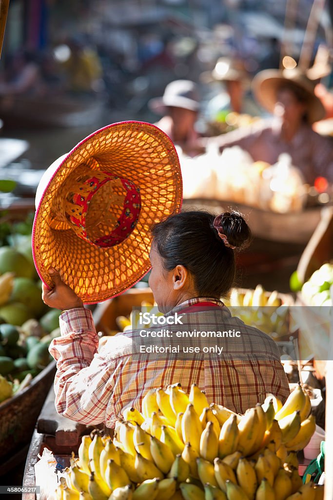 Frutas proveedor al mercado flotante de Damnoen Saduak, Tailandia. - Foto de stock de Mercado flotante libre de derechos