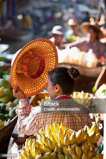 Vendedor De Frutas No Mercado Flutuante De Damnoen Saduak Tailândia - Fotografias de stock e mais imagens de Mercado Flutuante