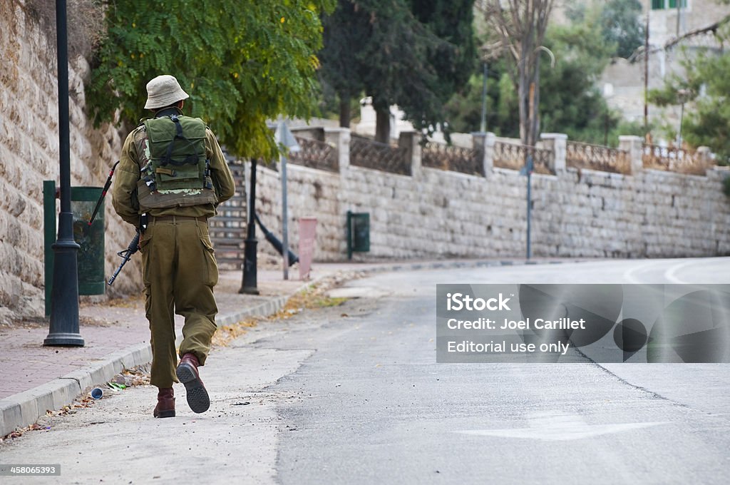 Soldato israeliano sul patrol in Cisgiordania città di Hebron - Foto stock royalty-free di Israele