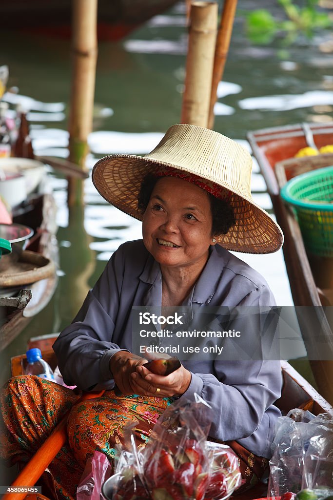 Fornitore di frutta al mercato galleggiante di Damnoen Saduak, Tailandia. - Foto stock royalty-free di Acqua