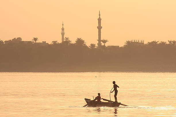 fischer auf den nil in luxor, ägypten - fishing boat egypt men middle eastern ethnicity stock-fotos und bilder