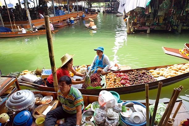 lieferanten im floating market - indigenous culture famous place thailand bangkok stock-fotos und bilder