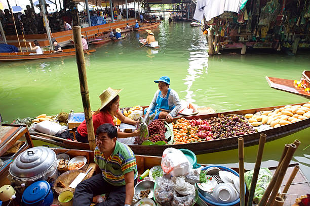 fornecedores no mercado flutuante - indigenous culture famous place thailand bangkok - fotografias e filmes do acervo